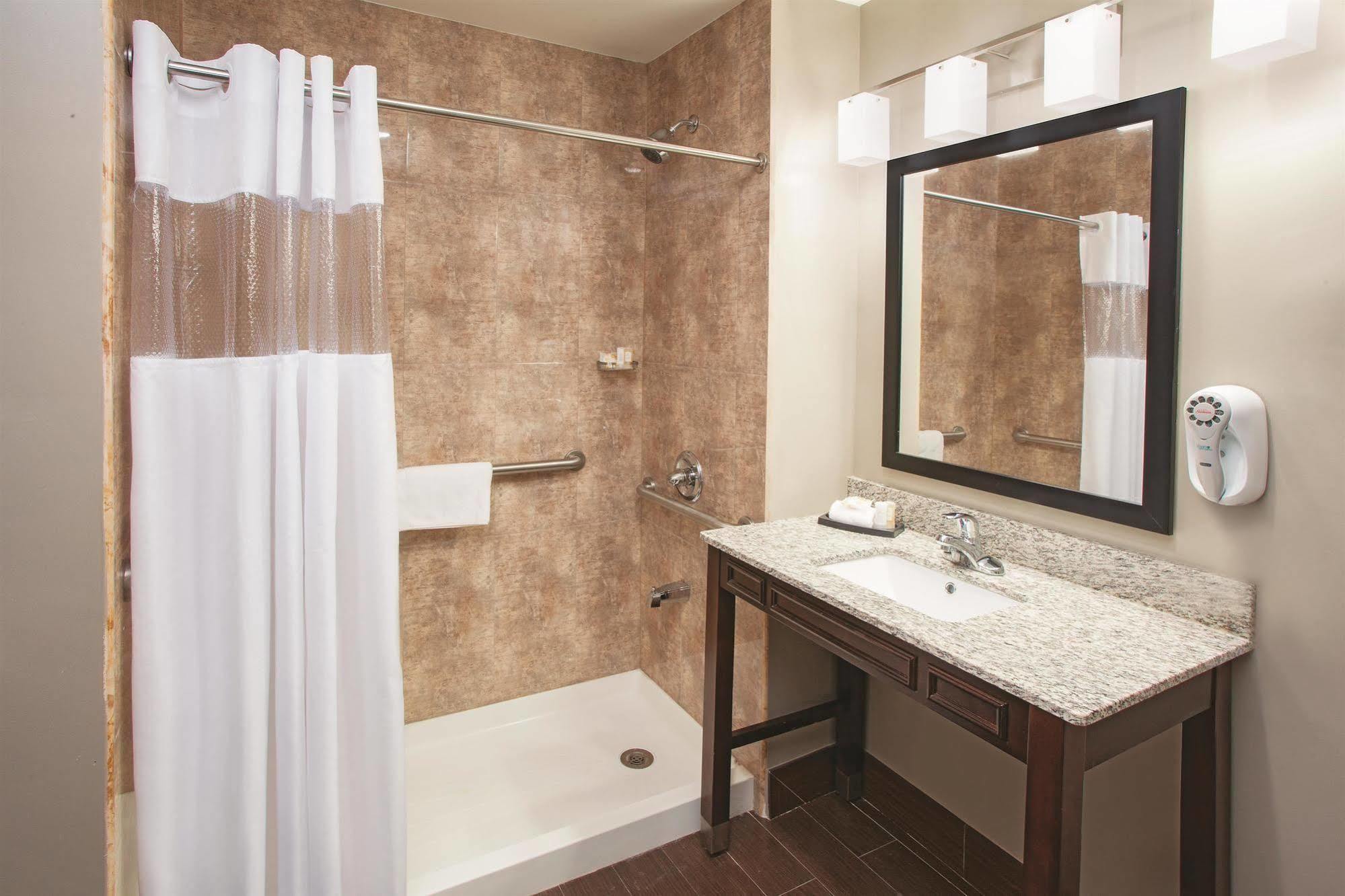 La Quinta Inn & Suites Far Rockaway - Beach Hotel ニューヨーク エクステリア 写真
