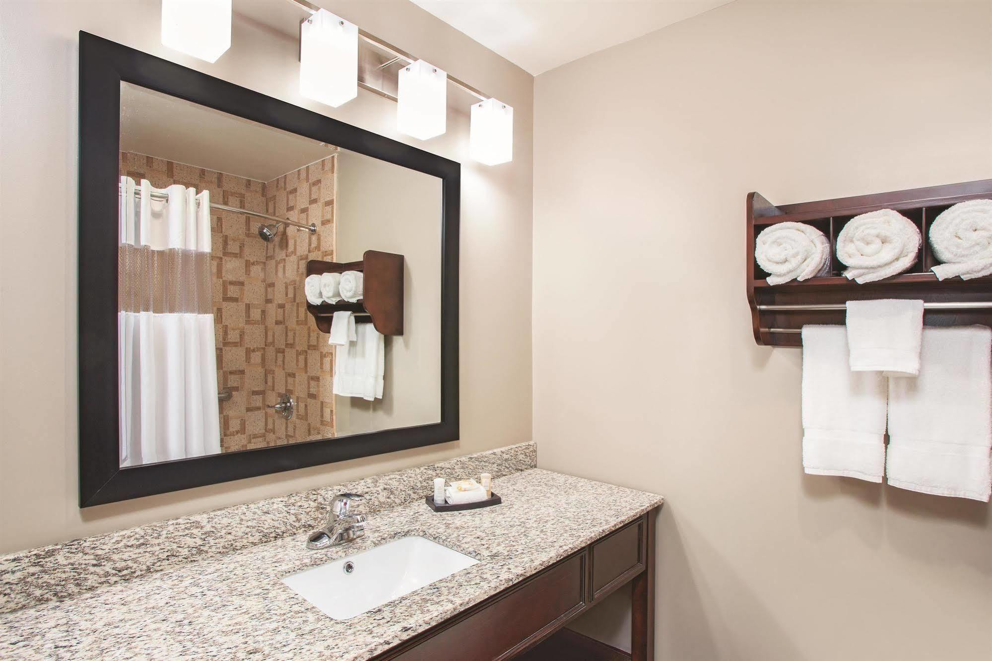 La Quinta Inn & Suites Far Rockaway - Beach Hotel ニューヨーク エクステリア 写真